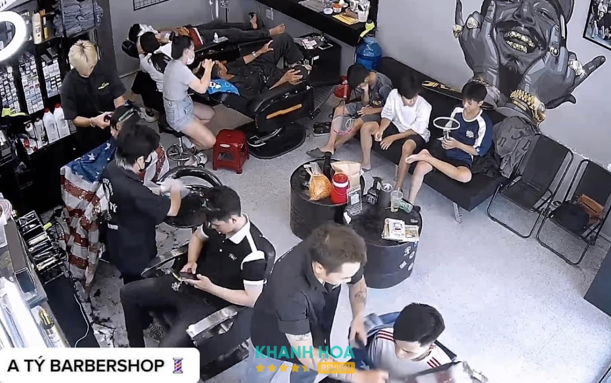 Cắt tóc nam tại A TÝ BARBERSHOP Cam Lâm