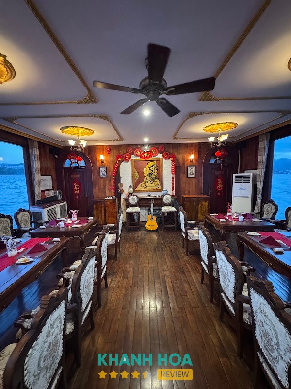 Không gian trải nghiệm trên Emperor Cruises