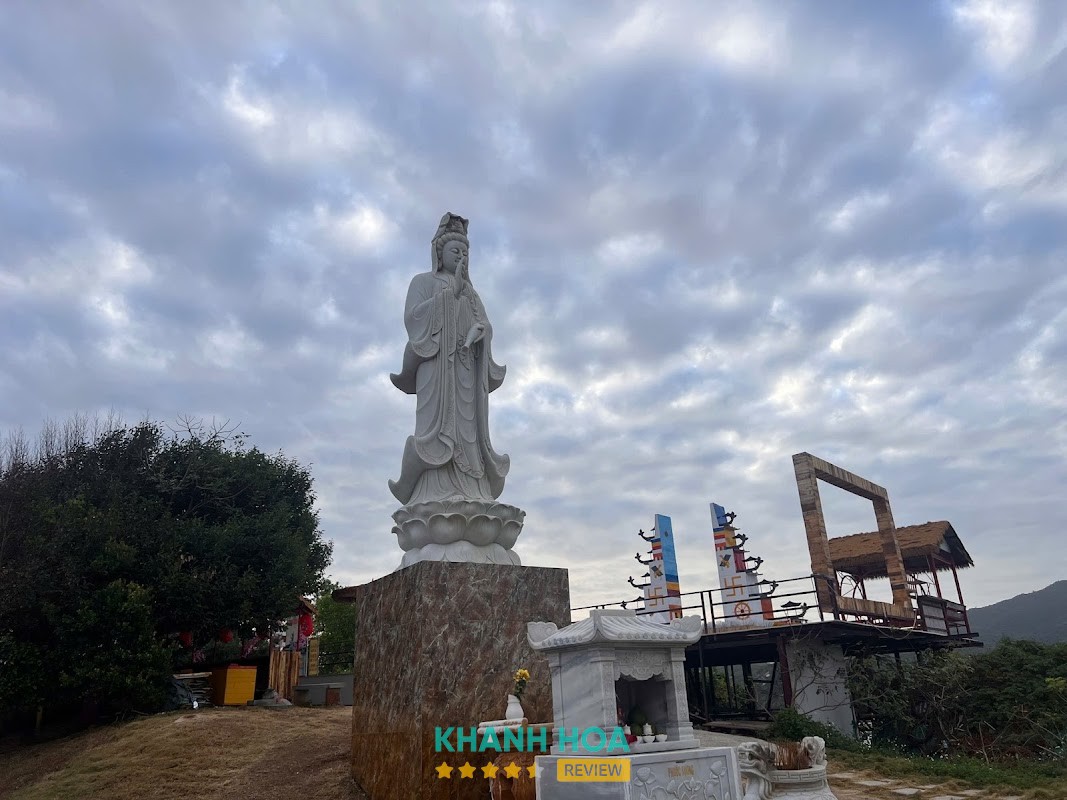 Cảnh biển nhìn từ Chùa Thiên Ân Đại Lãnh