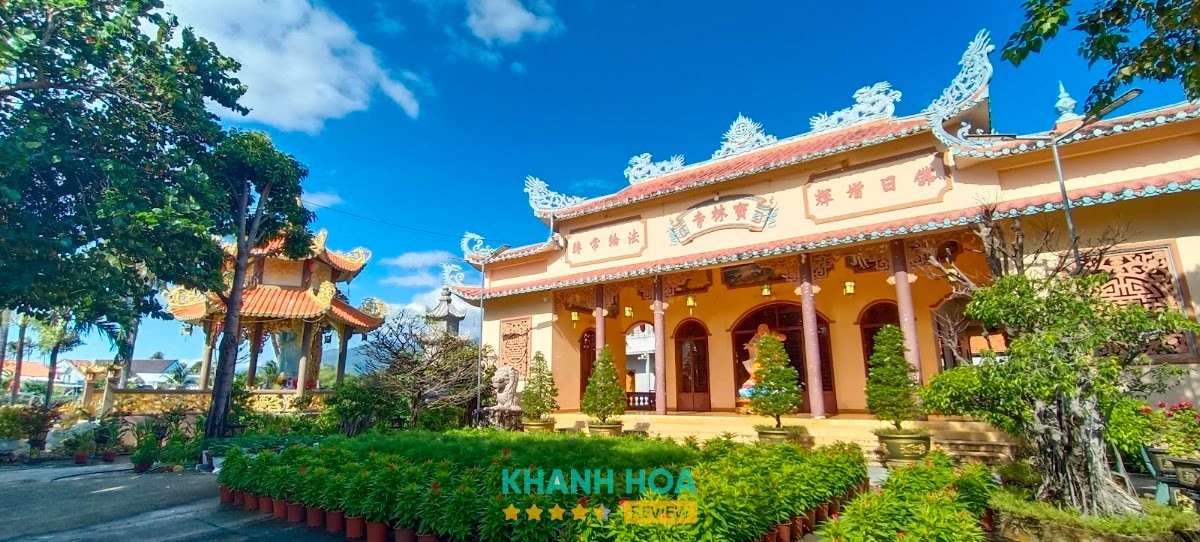 Khuôn viên rộng rãi tại Chùa Bửu Lâm