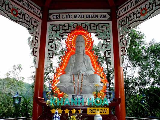 Cảnh quan núi biển tại Chùa Giác Hải