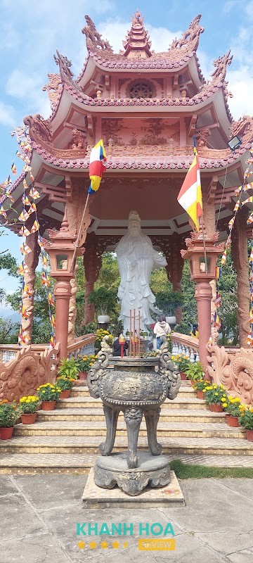 Tượng Phật và khuôn viên Chùa Pháp Hoa