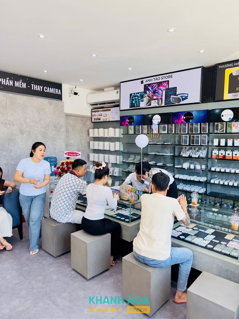 Không gian và sản phẩm tại Anh Táo Store Cam Linh