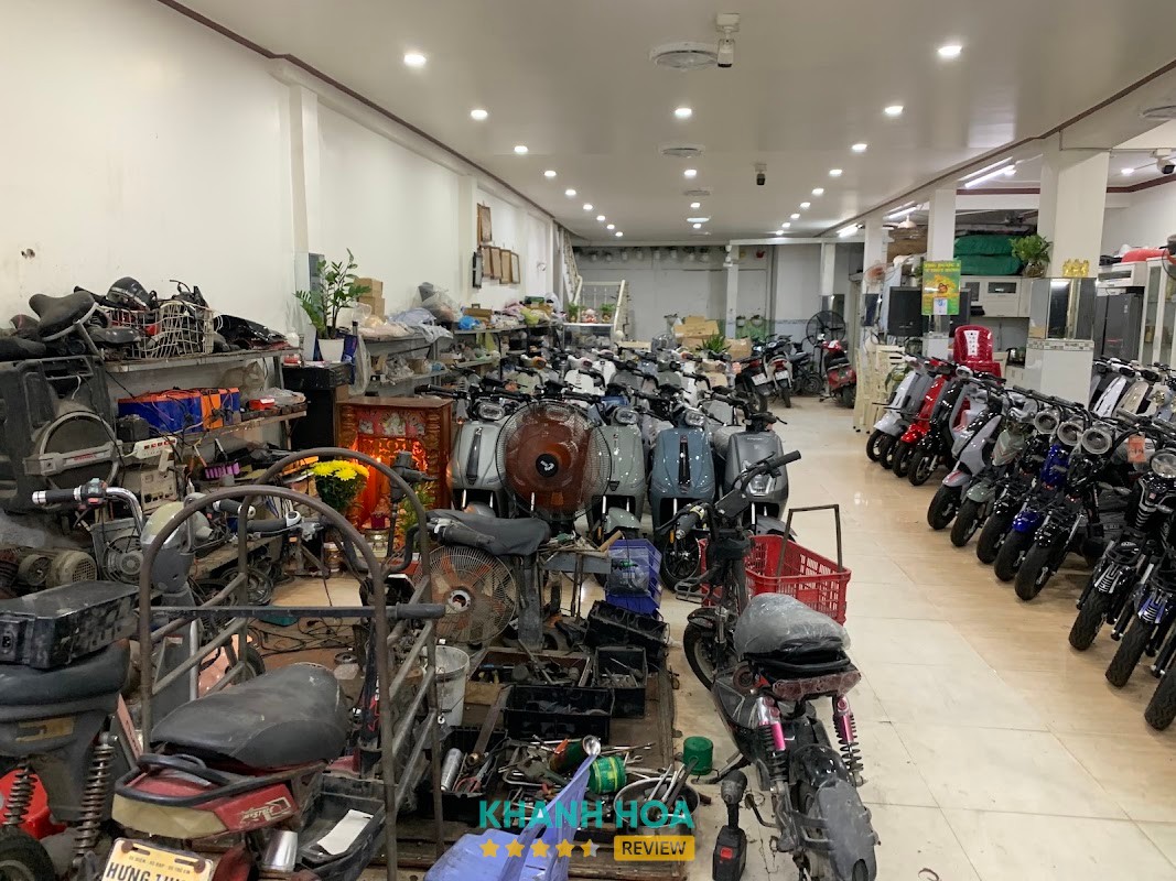 Xe điện mới và cũ tại Xuân Yên