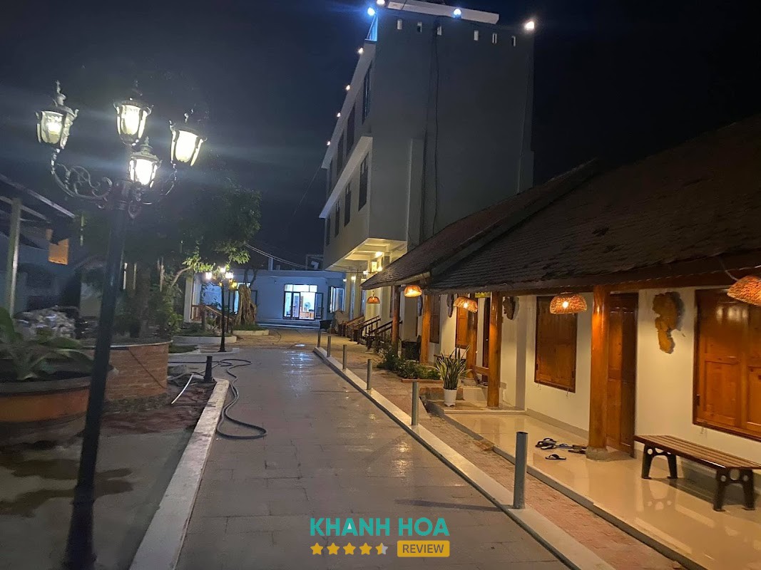 Khách sạn Sân Vườn Ninh Hòa