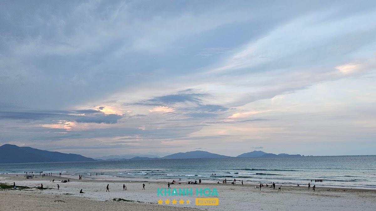 Bãi tắm công cộng Cam Lâm