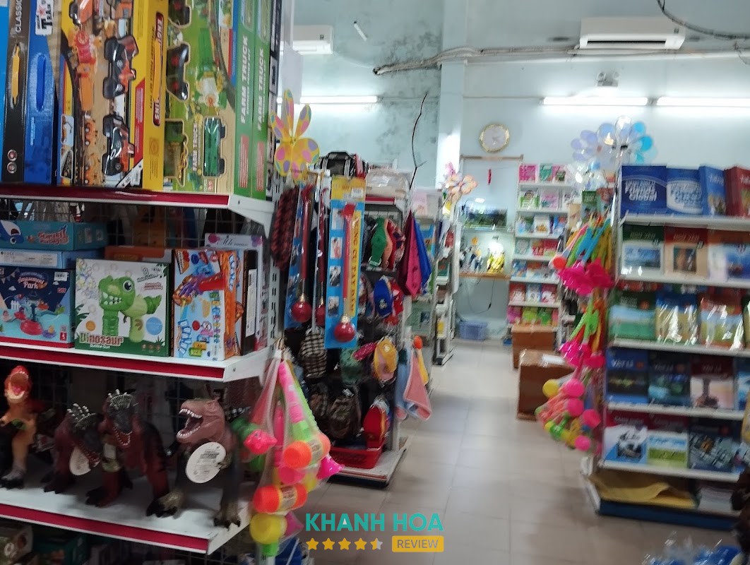 Kệ sách Trung Tâm Sách Tân Tiến
