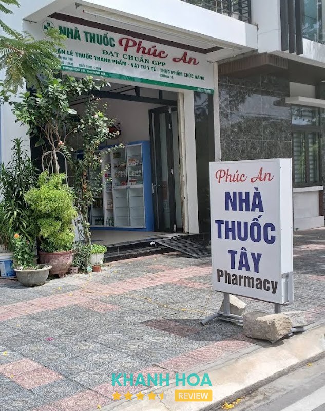 Quầy sản phẩm tại Nhà Thuốc Phúc An