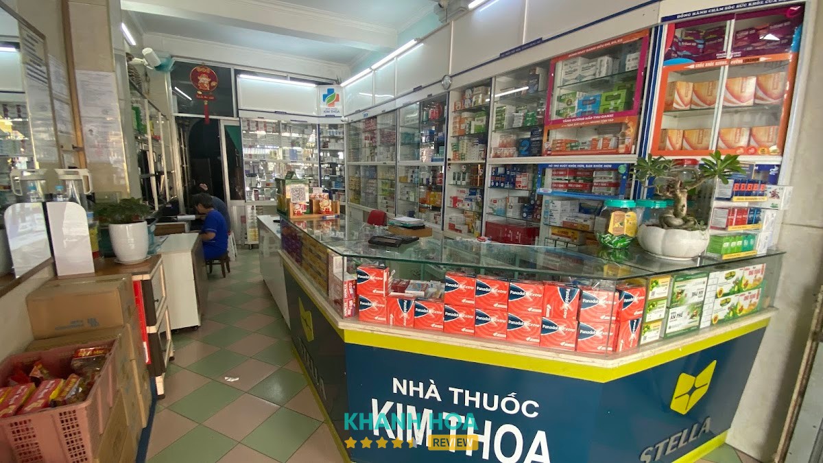Quầy sản phẩm tại Nhà Thuốc Kim Thoa