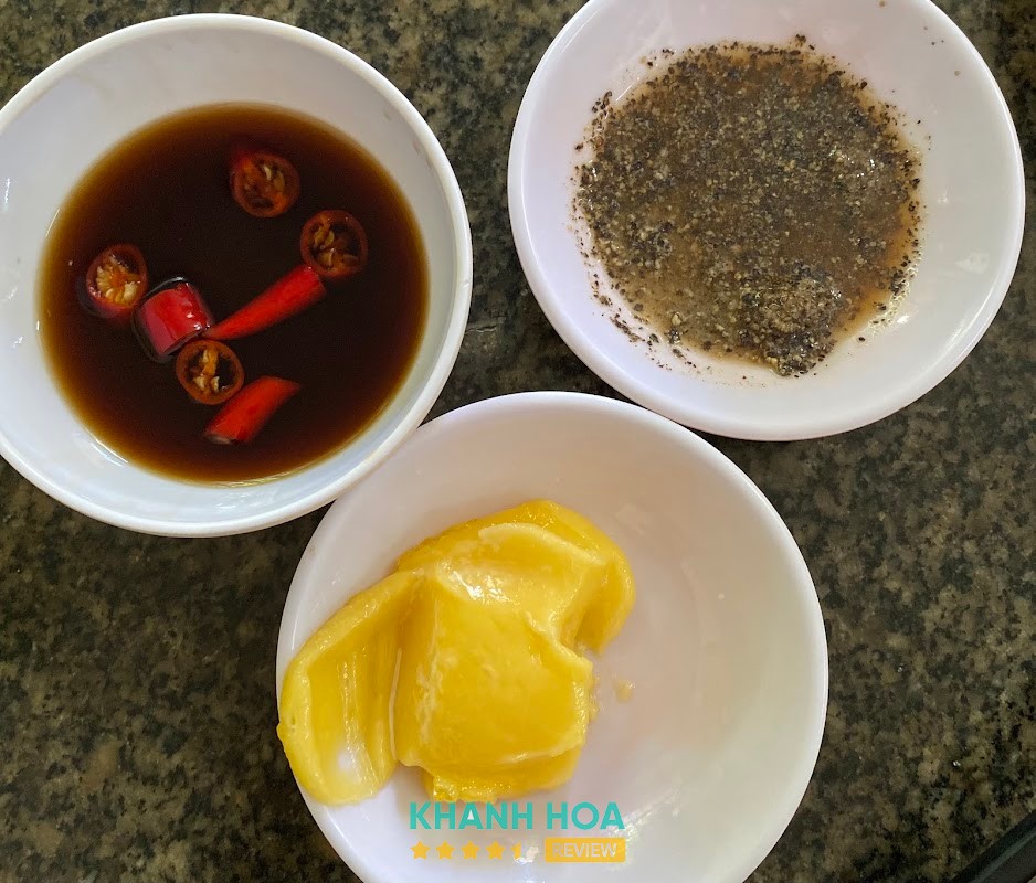 Cơm gà và món ăn tại Quán Cơm Vui