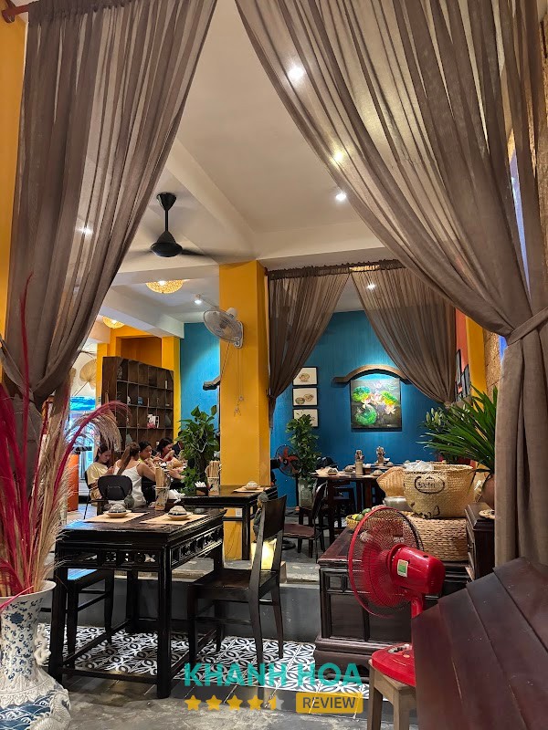 Mâm cơm gia đình tại Tiệm Cơm Bà Tôi