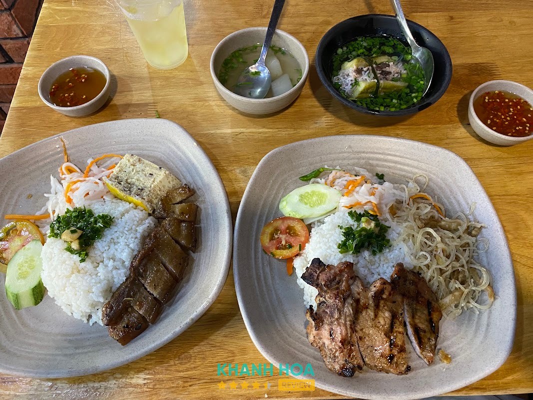 Phần cơm tấm sườn tại Trường Tàu