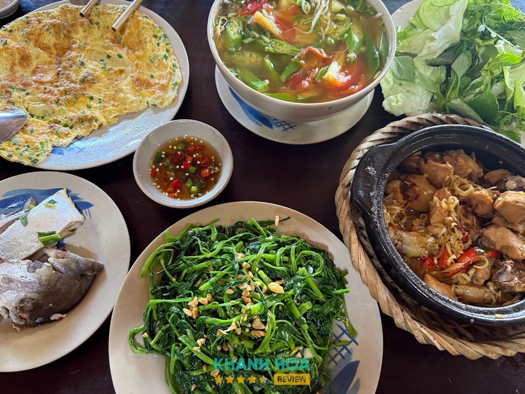 Mâm cơm nhà tại Gánh Cừu Núi