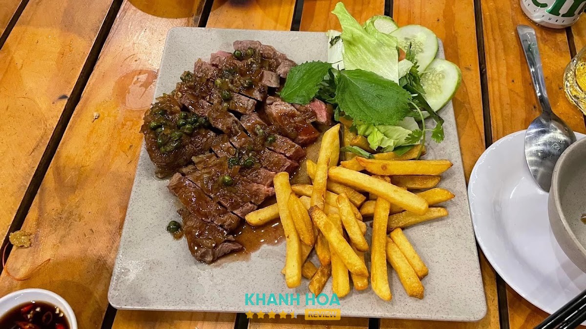 Bánh xèo hải sản tại Quán Đá Đen