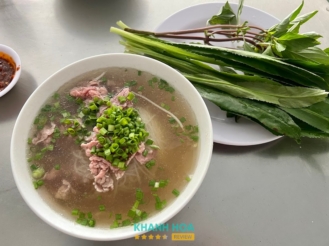 Thịt bò và bánh phở tại Phở Thịnh Phú