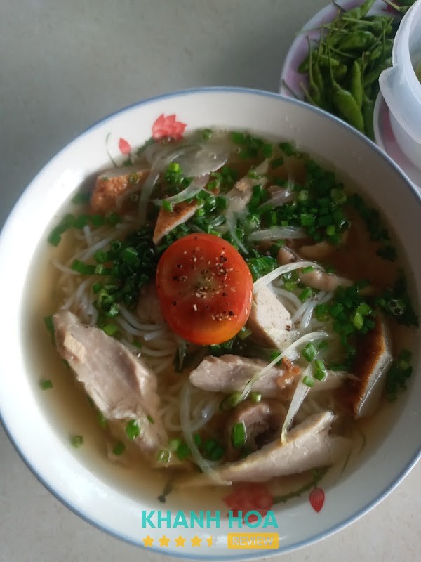 Tô bún cá tại quán Phượng