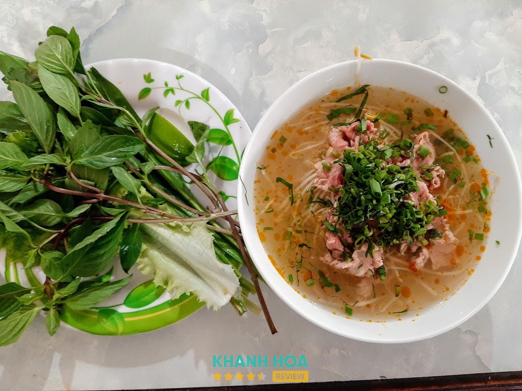 Tô phở tái tại Phở Phú Cam Đức