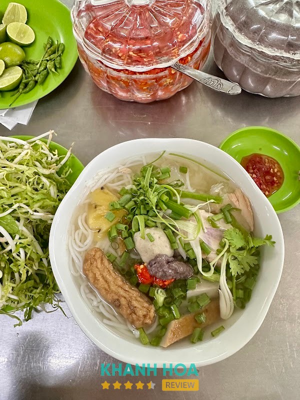 Chả cá và sứa tại Bún Cá Nguyên Loan
