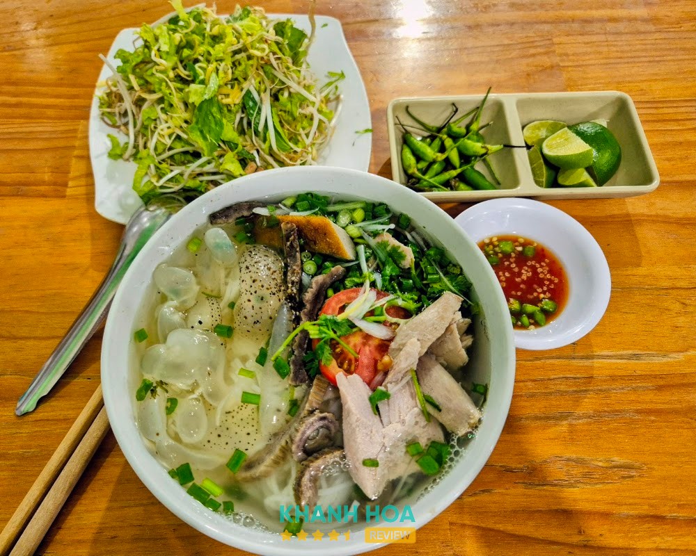 Chả cá và sứa tại Bún Cá Cô Ba