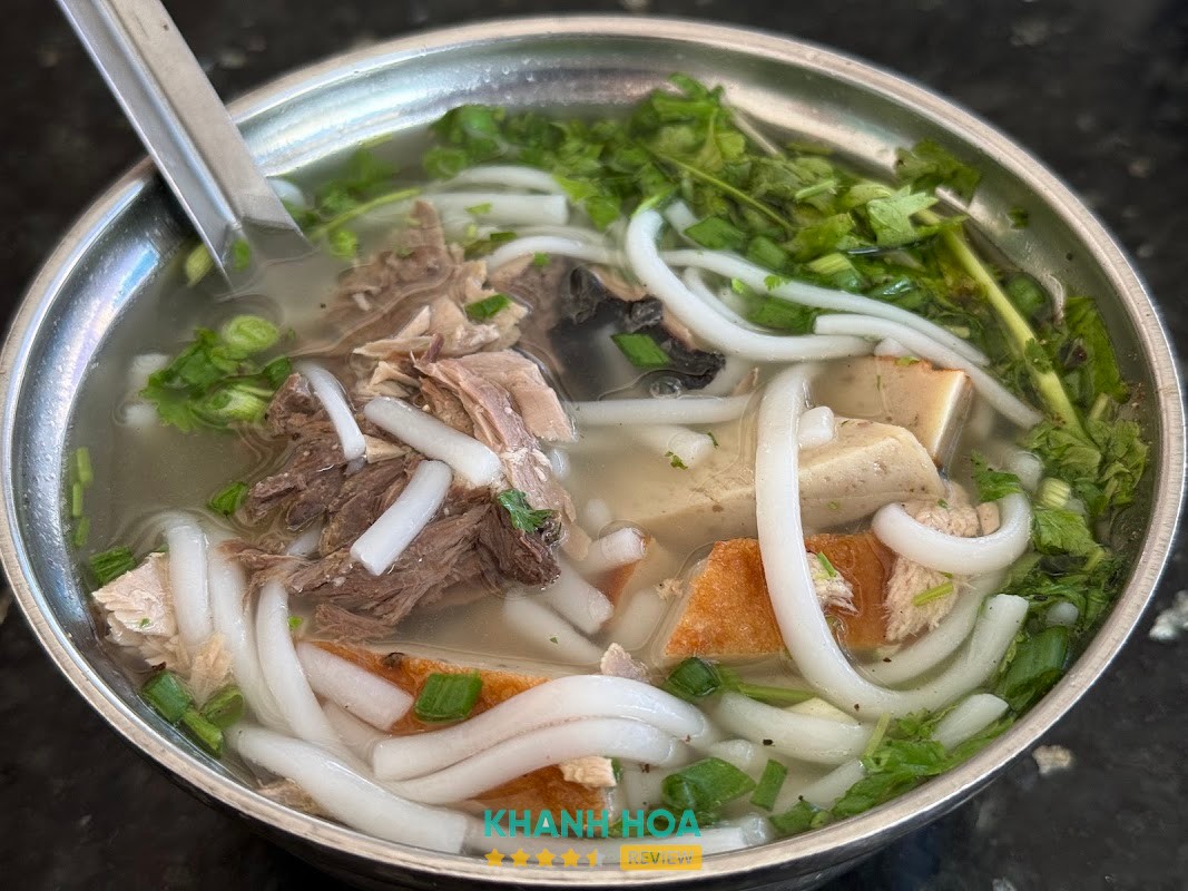 Chả cá và cá dầm tại Bánh Canh Nhường