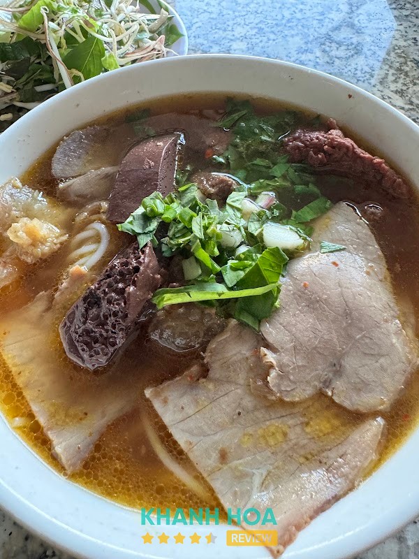 Topping bún bò tại Quán Bún Bò Huế 16