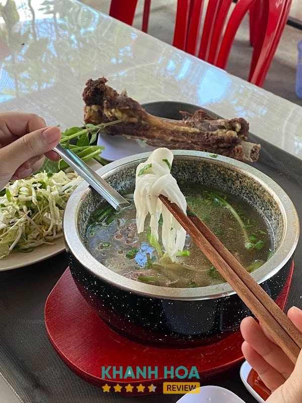 Bát đá giữ nóng nước phở tại Lê Gia