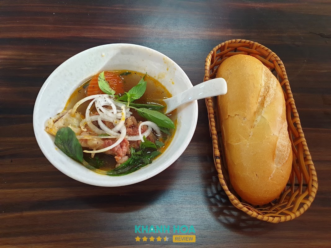 Tô phở tái tràn nhiều thịt bò