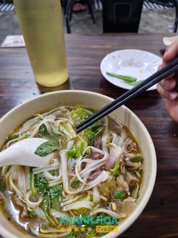 Không gian Quán Phở Tái Tràn