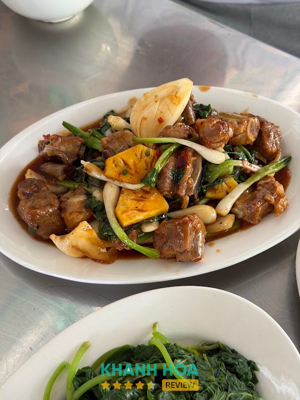 Không gian dùng bữa tại Thanh Vi Cam Ranh
