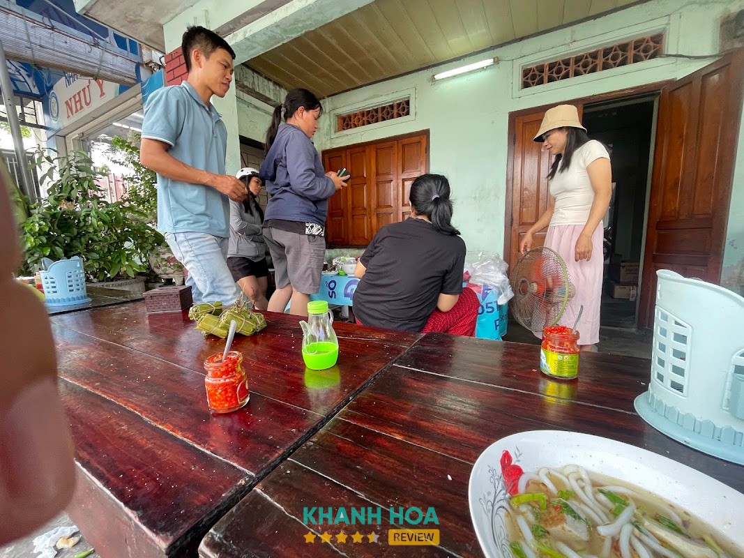 Tô bánh canh tại quán Cô Thúy
