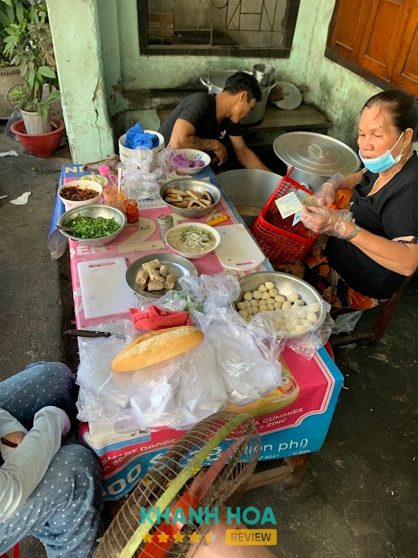 Bánh canh chả cá tại Cô Thúy Cam Ranh