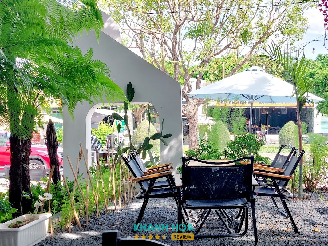 Thế Giới Ăn Vặt Vi Rút Cam Lâm