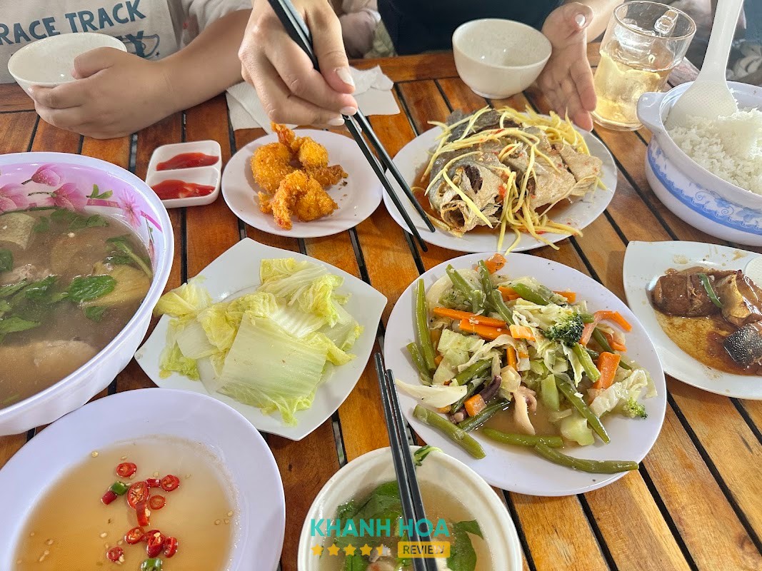 Bữa ăn tại Nhà bè Hợi Heo