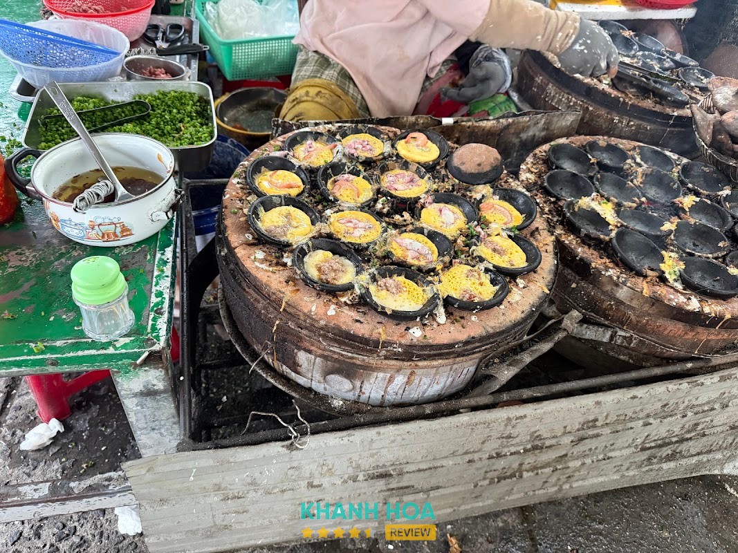 Quán Bánh Căn Lề Đường Cô Hoa – hình ảnh 2