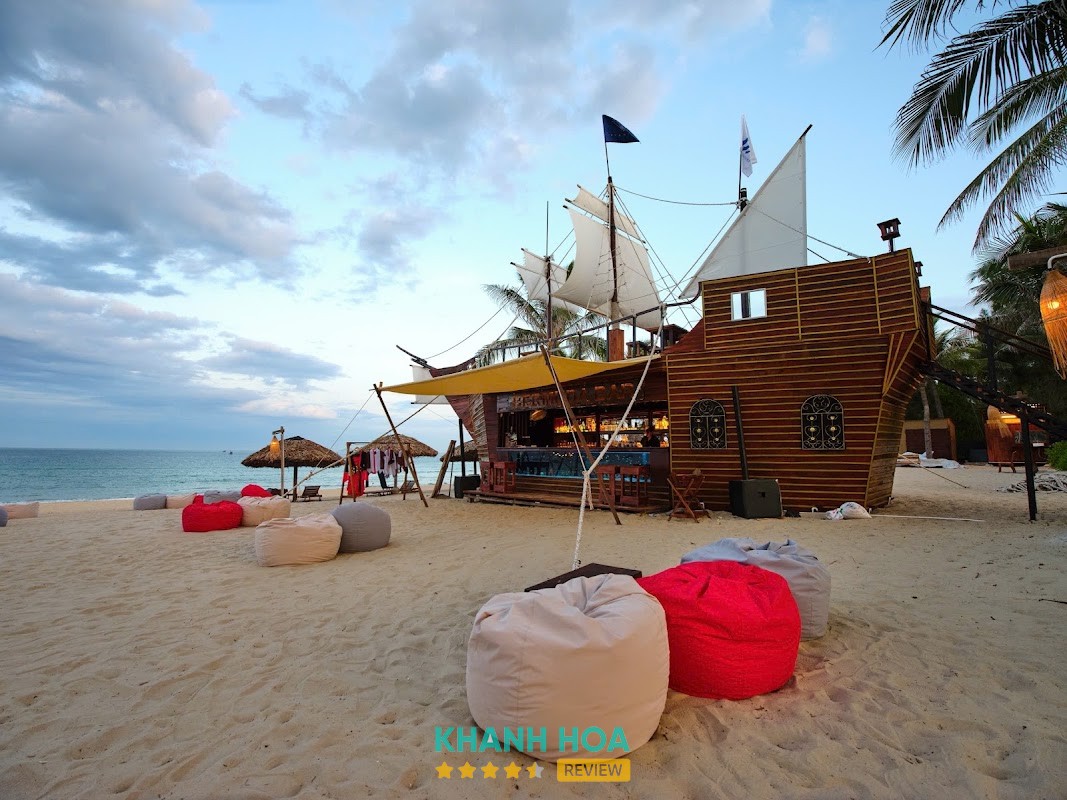 Bermuda Beach Club - không gian beach bar