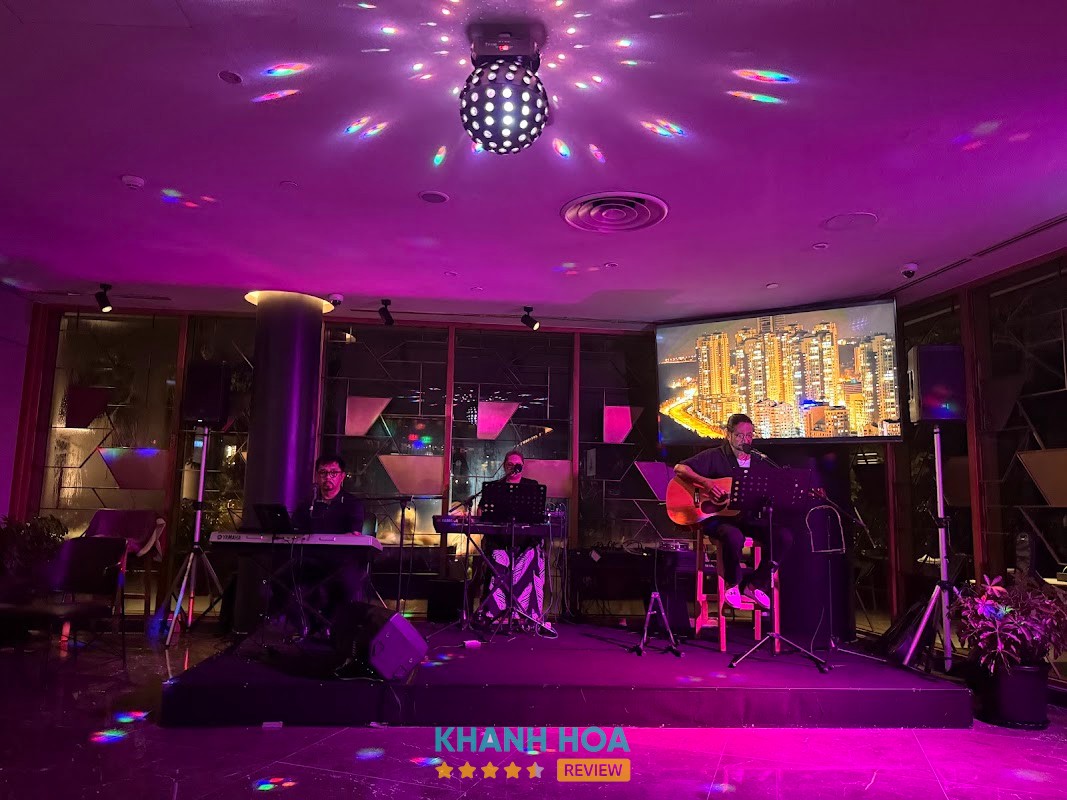 American Lounge & Bar - không gian thực tế 2