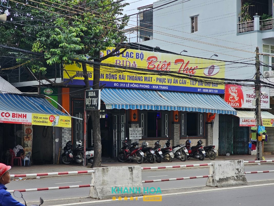 Bàn tại Câu Lạc Bộ Bida Biệt Thự