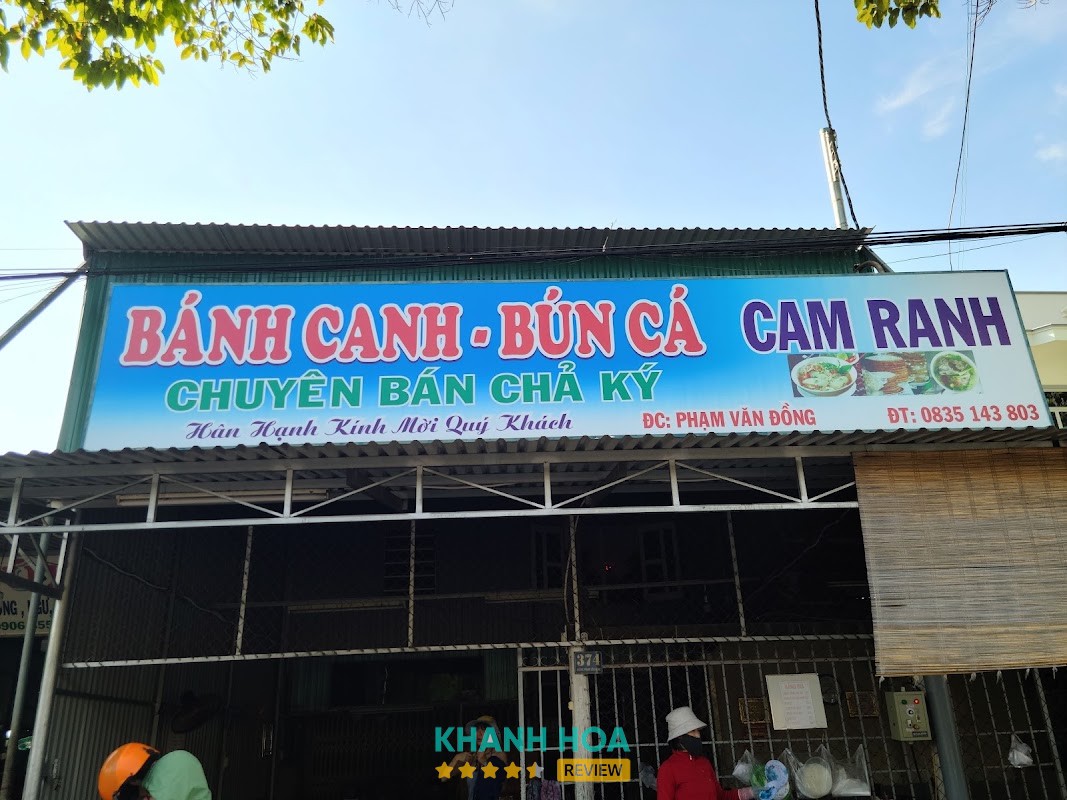 Chả cá và cá tươi tại Bánh Canh Cam Ranh