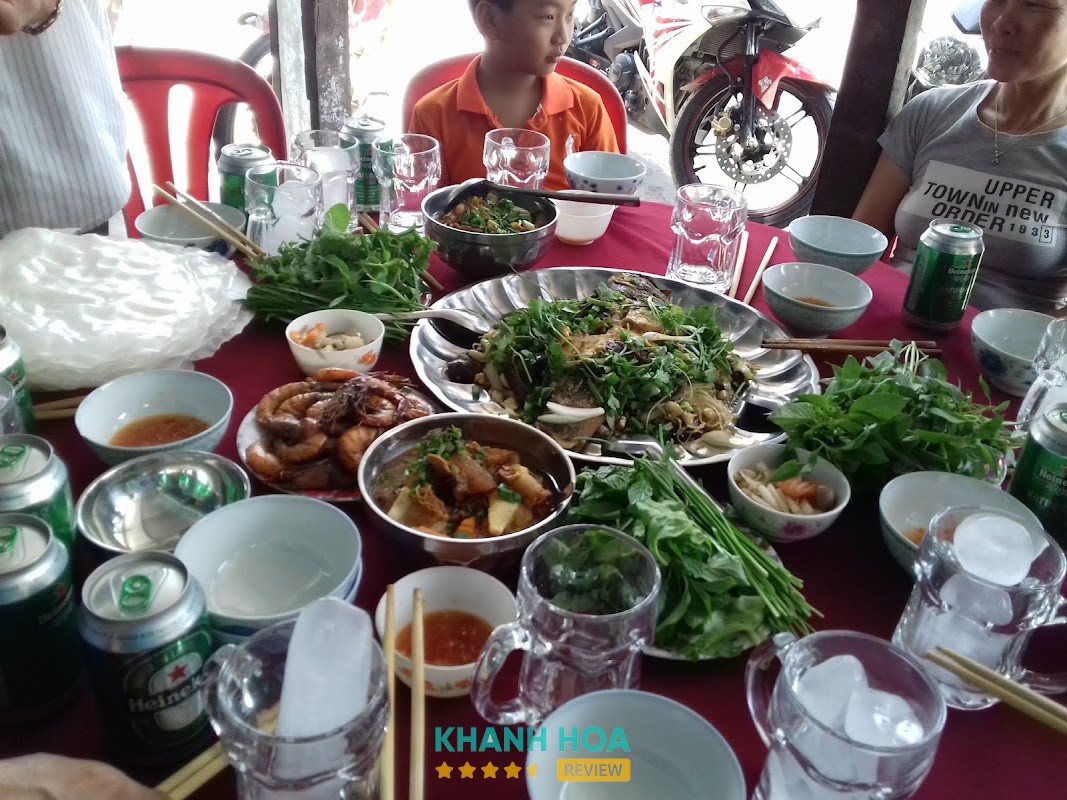 Không gian Bún Cá Bà Tám Trưởng
