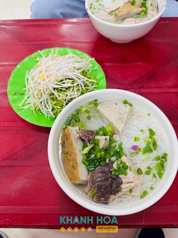 Không gian Bún cá Liên