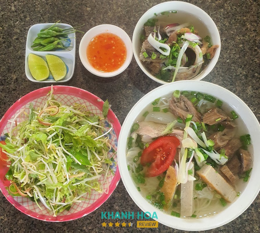 Không gian Bún Cá Mười Xanh