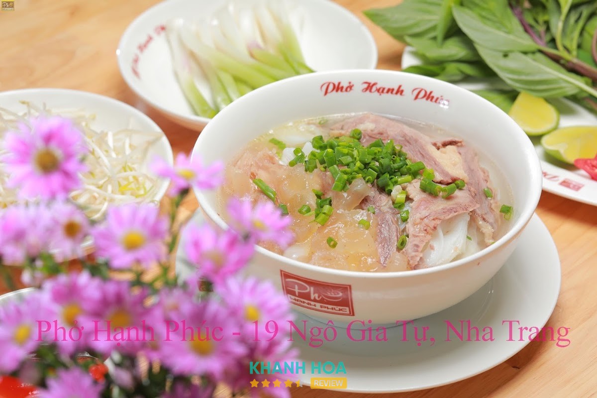 Bánh phở và thịt bò tại Phở Hạnh Phúc