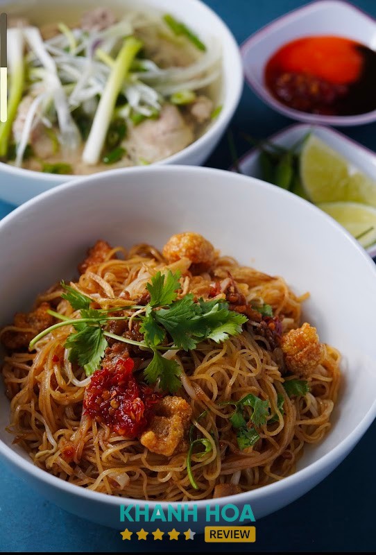 Phở trộn và nước dùng tại Hưng Huỳnh