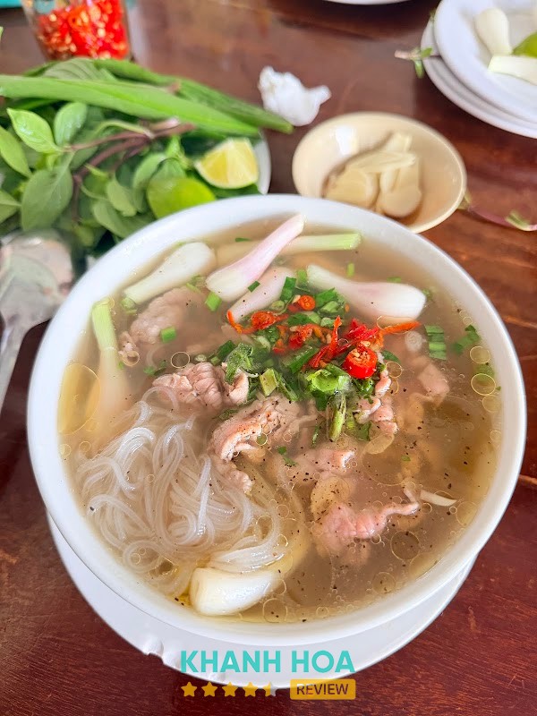 Thịt bò và bánh phở tại Quán Phở 63