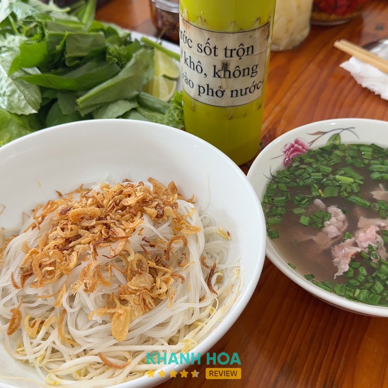 Không gian quán Phở Minh trên Quốc lộ 1A