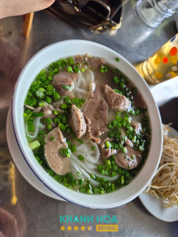 Không gian Phở Tuấn ở trung tâm Cam Ranh