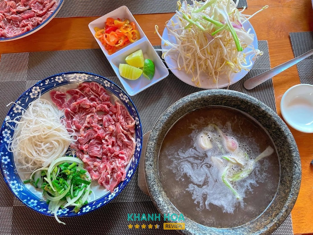 Tô phở bát đá tại Phở Hồng