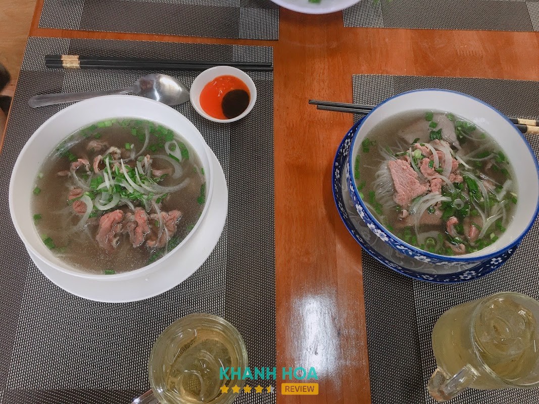 Không gian Phở Hồng Bát Đá