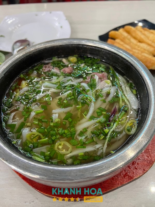 Thịt bò và bánh phở tại Phở Bát Đá Lê Gia