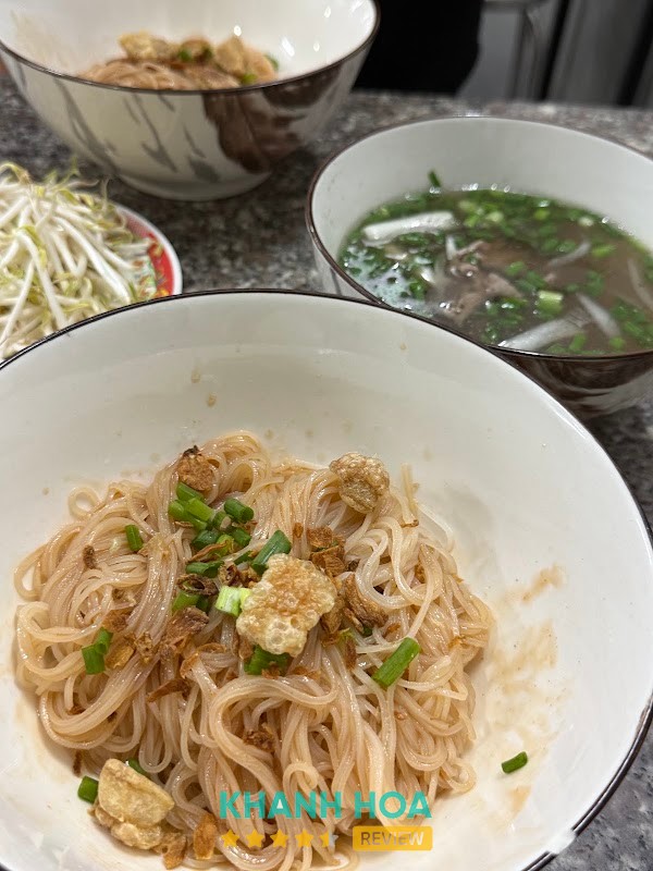 Thịt và bò viên tại Phở Hẻm Xéo